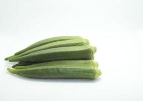 okra es un alimento saludable que comen los japoneses, los coreanos y los europeos. y como hierbas sobre fondo blanco aislado foto