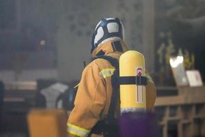 bombero de servicio con su uniforme amarillo. foto