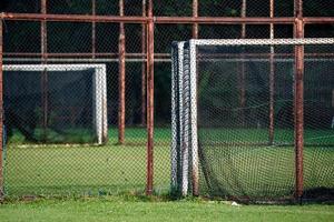 red de acero oxidado con campo de fútbol borroso. foto