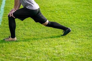 el jugador de fútbol se estaba estirando y calentando. foto