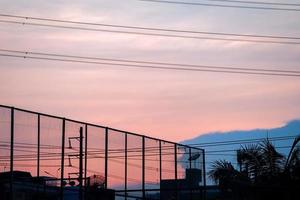 cielo crepuscular sobre el campo de fútbol foto