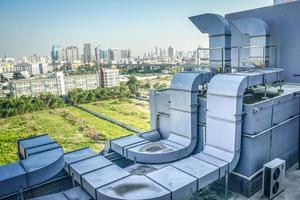 la máquina industrial en la azotea del enorme edificio. foto