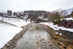 los pueblos de shirakawago y gokayama son uno de los sitios del patrimonio mundial de la unesco de japón. casa de campo en el pueblo y montaña detras. foto