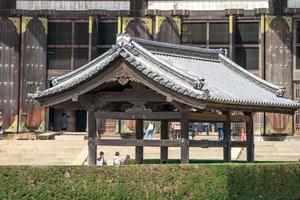 viajero, viaje en grupo, gente local, japoneses visitaron y viajaron alrededor del templo todaiji por la tarde, prefectura de nara, japón. foto