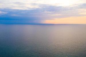 simplemente pastel mínimo y relajar la línea horizontal entre el mar y el cielo pacíficos. foto