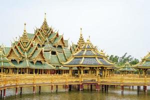 se construyó un pabellón de lujo vintage dorado y verde en la piscina, muang boran, tailandia. foto