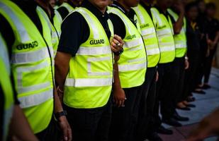 los guardias y los valores asiáticos se reúnen en la fila y esperan la orden del comandante en el evento de concierto de tailandia. foto