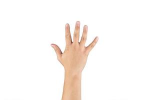 la mano trasera asiática muestra y cuenta 5 cinco signos en el dedo sobre un fondo blanco aislado. trazado de recorte foto