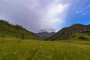 hierba verde en un valle en la montaña foto