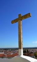 la cruz cristiana en piedra foto