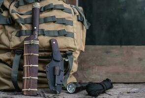 un cuchillo con equipo para sobrevivir en el bosque foto