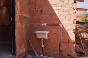 un fregadero al aire libre en la parte trasera de una casa que se utiliza para lavar la ropa que es típico en todo Brasil foto