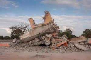 los restos de hormigón de un edificio que fue demolido para dar cabida a nuevos apartamentos en la sección noroeste de brasilia, conocida como noroeste foto