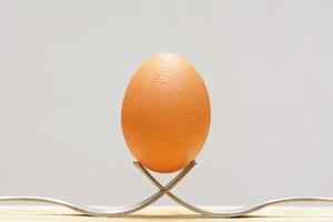 huevo en un tenedor foto