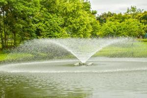 fuente decorada en un hermoso jardín en un estanque de agua dulce y vista al jardín chatuchak. foto