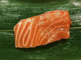 sashimi es el plato nacional japonés. contiene muchos tipos de carne de pescado como el salmón. foto