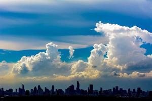 cielo azul nublado y edificio siluate foto