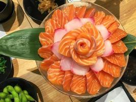 sashimi es el plato nacional japonés. contiene muchos tipos de carne de pescado como el salmón.