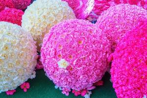Las flores artificiales están hechas a mano. es decoración foto