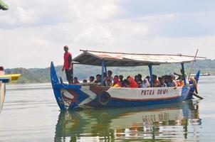 Grobogan, Jawa Tengah, Indonesia, 2012 - Los turistas toman un bote en la presa de Kedungombo
