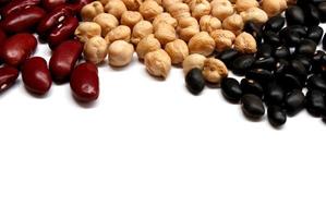 frijoles rojos, garbanzos y frijoles negros aislados en el fondo blanco foto