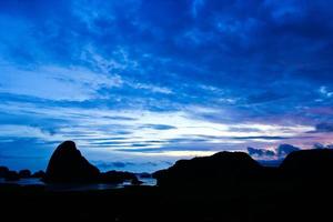 antes del amanecer en el mirador de samet nangshe, phang nga, tailandia foto