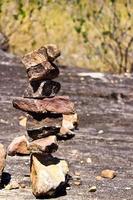 la torre de apilamiento de rocas foto