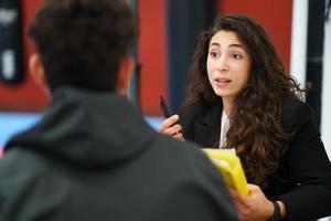 mujer hablando con el hombre durante la sesión de psicoterapia foto