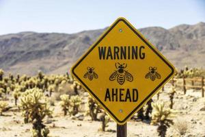 señal de advertencia de abejorros en un jardín por delante