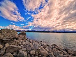 rocas en el lago tekapo foto