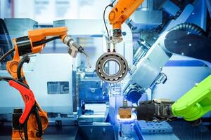 soldadura robótica industrial y agarre de robots trabajando en una fábrica inteligente foto