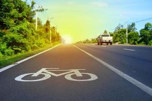 símbolo para identificar el camino para bicicletas y caminos con autos en marcha. foto