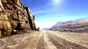 una enorme montaña dorada al lado de la carretera durante el día 3d renderizado foto