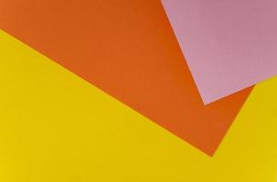 concepto minimalista, fondo de geometría simple de papel de color abstracto, vista superior plana, imagen vacía multicolor con espacio de copia para cualquier propósito de diseño, amarillo, naranja, rosa foto