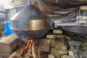 cacerola gigante y cocina de estilo antiguo. foto