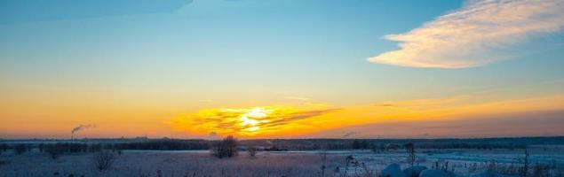 la hermosa puesta de sol con pistas en el fondo de invierno de nieve foto