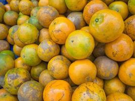 pila de mandarinas a la venta en el mercado foto