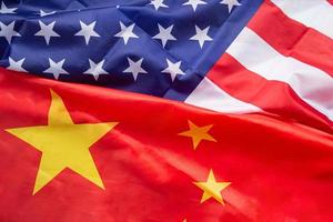 vista superior de la bandera americana y la bandera china juntas foto