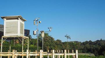 equipos instrumentos de medición de temperatura para la observación pronostican el clima. foto