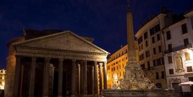 panteón iluminado en roma por la noche. uno de los hitos históricos más famosos de italia. foto