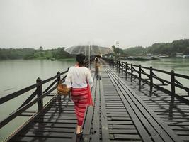el puente mon, kanchanaburi, tailandia-8 de julio de 2020 -la imagen de los turistas caminando por el puente mon foto