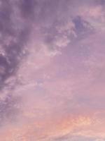fondo de cielo púrpura puesta de sol foto