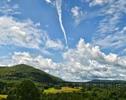 viaducto de moodna con nubes en verano foto
