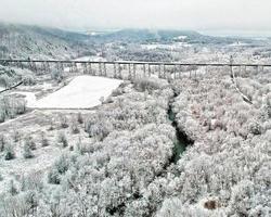 vista aérea de drones del viaducto de moodna en la nieve foto