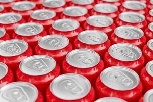 muchas latas de refresco de metal rojo. representación 3d foto