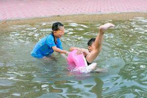 los niños juegan en la piscina y disfrutan. foto