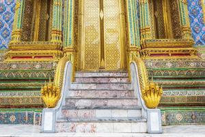 un punto de referencia de wat phra kaew en bangkok, tailandia. un lugar donde todos en cada religión pueden ser vistos. foto