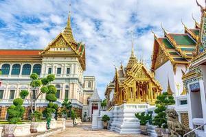 un hito del gran palacio es un complejo de edificios en el corazón de bangkok, tailandia. foto