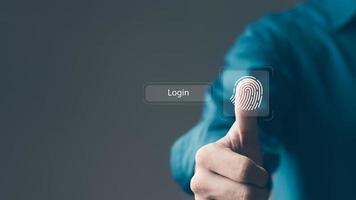 escaneo de huellas dactilares de hombres de negocios y autenticación biométrica, ciberseguridad y contraseña de huellas dactilares, tecnología futura y cibernética. foto