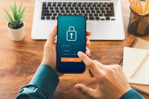 Internet de ciberseguridad y concepto de red. primer plano de la mano que sostiene la seguridad y el cifrado de la información del teléfono inteligente, acceso seguro a la información personal del usuario, acceso seguro a Internet. foto